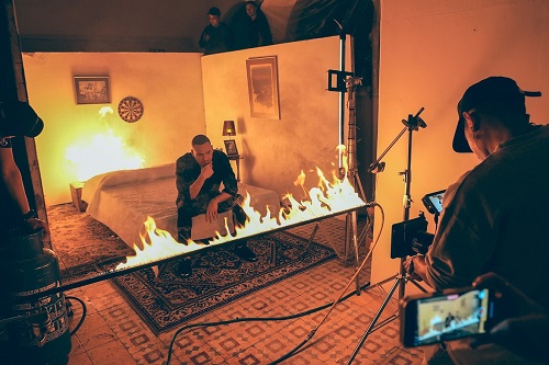 VÍCTOR MANUELLE estrena el video de su tema “DECIDÍ TENER PANTALONES” que forma parte de su álbum LADO A LADO B